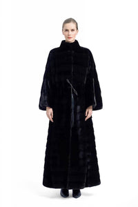 Beautifully Crafted Long Mink Fur Coat - Perfect for any Occasion